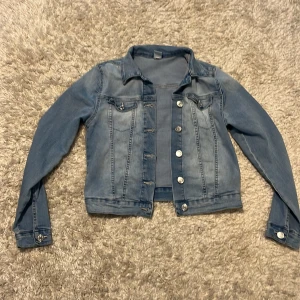 Super snygg jeans jacka🤍 - Använd ett fåtal gånger, säljer den pågrund av att den blivit för liten.