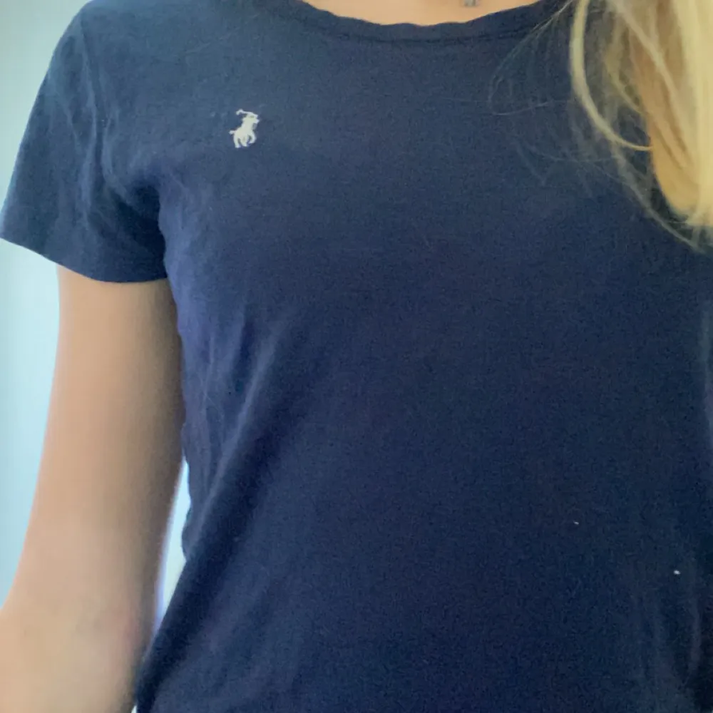 Mörkblå Ralph lauren t-shirt i storlek xs   💘. T-shirts.