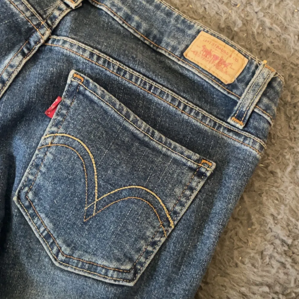 lågmidjade jeans från levis. snygga detaljer på bakfickorna🤩 midjemått: 38 cm innerbenslängd: 80 cm . Jeans & Byxor.