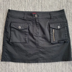 Svart kortare kjol med fickor i strl 40 från Esprit. - Svart kortare kjol med fickor i strl 40 från Esprit.  Använd men i fint begagnat skick.  Mått Midjan: ca 45 cm Total längd: ca 40 cm  98% bomull och 2% elastan  Kommer från ett djur och rökfritt hem. 