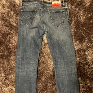 Jacob Cohen jeans  - Säljer dessa jeans från Jacob Cohen! Storlek 32 i passformen ”style 688”.  Skicket är ok, någon slitning och ett litet hål på baksidan, (se bild 5) men detta är enkelt lagat.  Bara att höra av sig vid frågor och funderingar. 