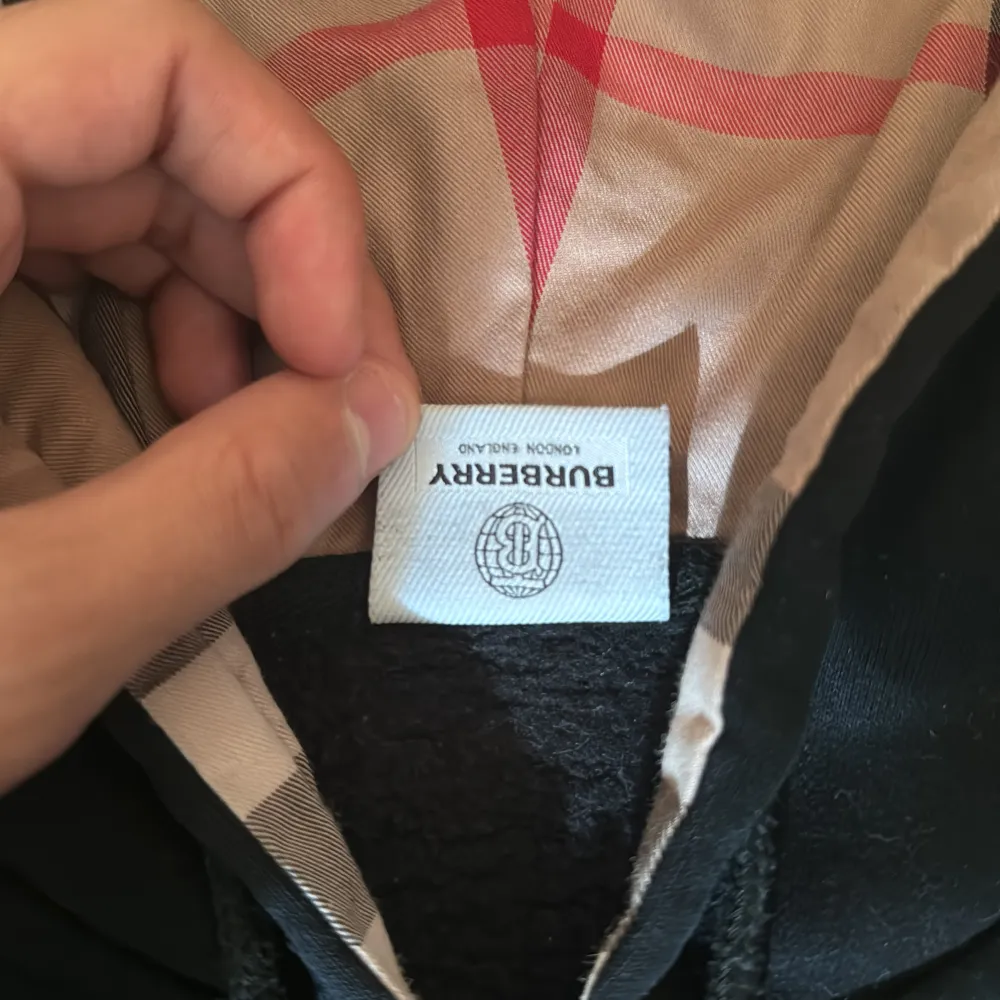 En burberry kofta jag hade köpt till min lille bror men han har växt ut på den det är storlek M till barn så XS till ungdomar.. Hoodies.