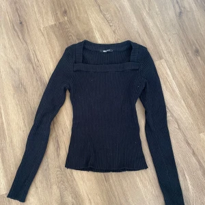 Långärmad tröja - Säljer då den inte kommer till användning 