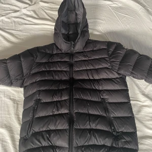 Colmar jacka - Hej jag säljer en varma colmar jacka som är perfekt till vintern. Nypris är 4500 men jag säljer denna för 1500. Skick är 9/10. Använd 1 vinter men inga skador eller liknande. Storleken är 16 år men passar folk från 172-180. Skriv vid minsta fundering