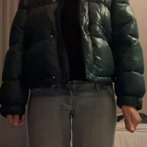 Dunjacka  - Säljer denna slutsålda glansiga gröna dunjacka från mango. I väldigt fint skick. Inbyggd ”luv” i kragen. Säljes då den ej kommer till användning. Bara att fråga om fler bilder eller om du har några funderingar💕✨