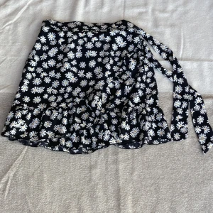 Kjol blommig 100 kr - Bra skick storlek XS