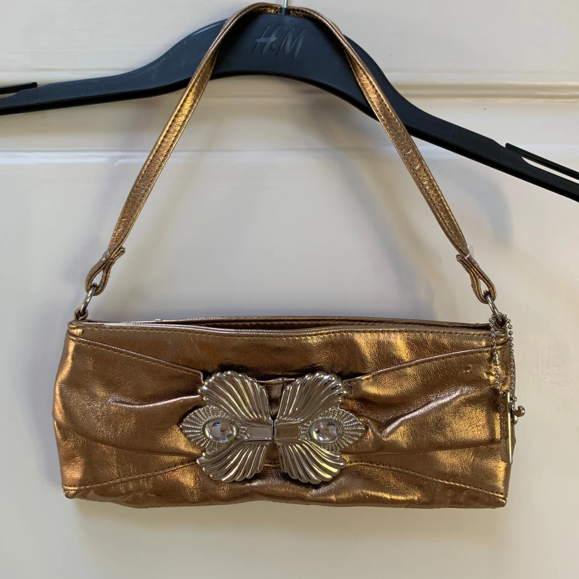 Guldig axelväska