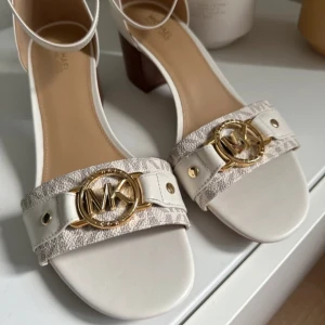 Micheal kors klackar - Säljer dessa micheal kors skor som endast är använda en gång