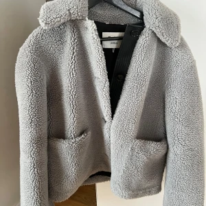 Lurvig jacka från DAY BIRGER ET MIKKELSEN - Den är bara använd ett fåtal gånger 