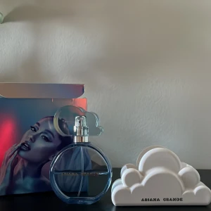 Ariana Grande Cloud Parfym - Köpt på kicks, äkta parfym. Hälften kvar. Den är 50 ml men eftersom jag använt halva är det typ 30 kvar🤍💞