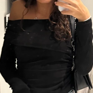 Svart top  - Svart top från Gina halv ofkjolder🖤 använd 2-3 gånger 🖤i nytt skick 