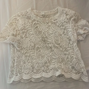 Vit spets topp - Jättefin vit spets topp, köptes från only förra året, skriv privat för fler frågor 💕 