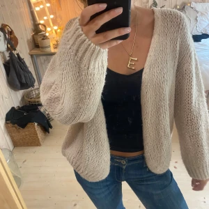 Kofta - SUPERSNYGG!! Väldigt lik Lindex koftan. Lite noppig därav priset❤️men går lätt att ta bort💞