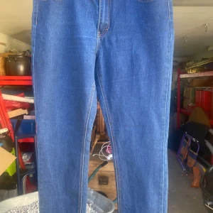 Blå jeans från Happy Holly - Säljer ett par klassiska blå jeans från Happy Holly i storlek 38. De har en snygg straight passform och är tillverkade i slitstarkt denim. Perfekta för både vardag och fest! 🦋