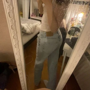 Ljusblåa loose straight jeans - High till middle waist jeans, aldrig använda och i nyskick. Jeansen är S men funkar på XS också. Väldigt sköna! Långa i benen (själv är jag 170).