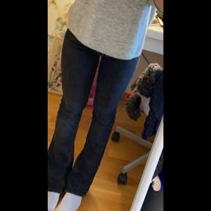 Snygga bootcut jeans från Zara 🙌🏻 Bra skick och stretchiga i materialet så passar de flesta. Midjemått: 37 cm tvärsöver, innerbenslängd: 81 cm  