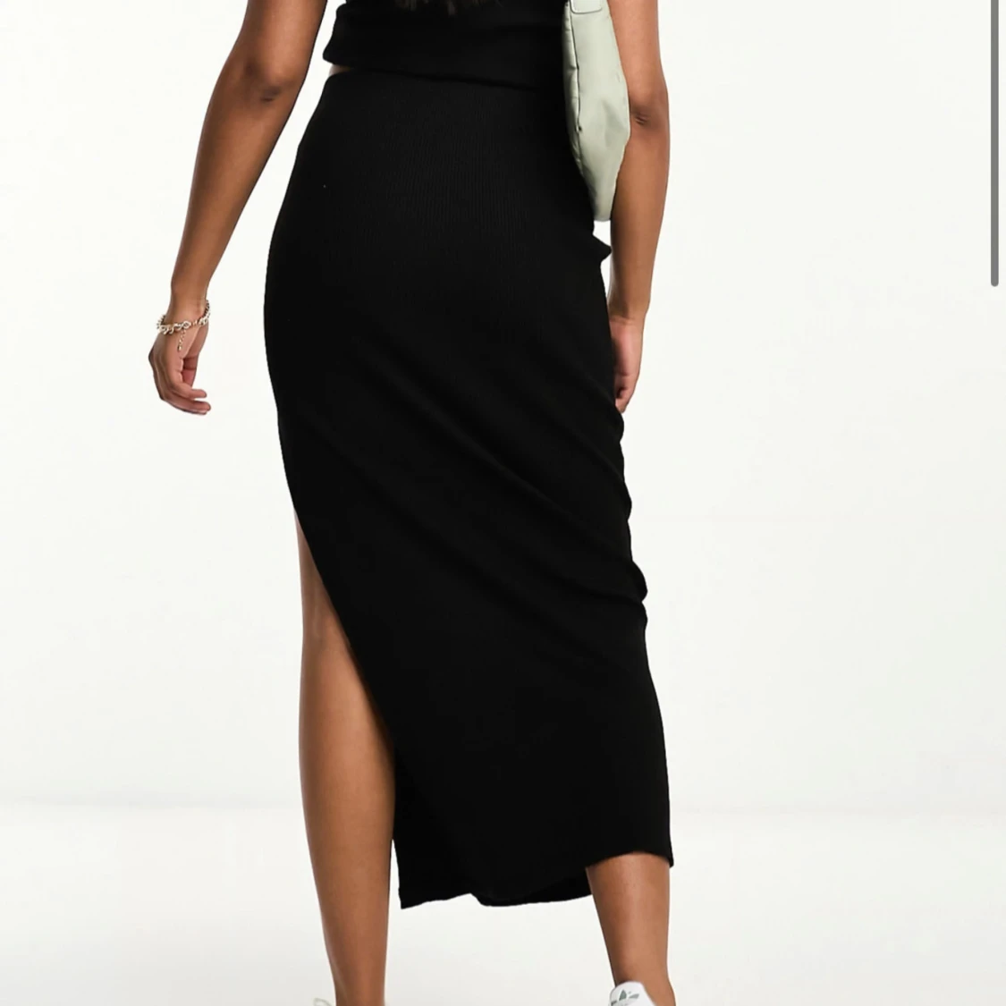 SVART STICKAD LÅNGKJOL - 91