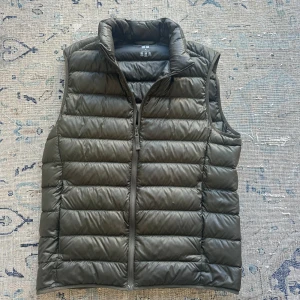 Grön väst - säljer nu denna snygga gröna västen från uniqlo, är xs och passar bäst ca 170-176! en liten liten defekt bild 2!🙌🏽