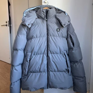 Vinter jacka/ Lorenzo veratti - Köpt för 2300 kr, bra skick, inte använd. Vindtätt, regntätt, varm 