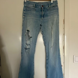 Utsvängda jeans - Skriv för fler bilder  Midjemått tvärs över: 42 cm Innerbenslängd: 87 cm