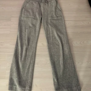 Juicy Couture byxor  - Storlek:XXS ! Dom är kortare än andra i storleken XXS för att dom är uppsydda💕(Total längd: 92cm)