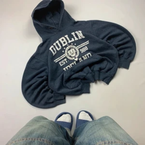 Hoodie - Super fin mörkblå hoodie i bra skick, finns små skavanker (syns på bild 2). Säljer för att den ej kommer till användning.