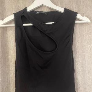 Svart festtopp - Svart festtopp med cut-out ifrån pull&bear, strl M. Mycket bra skick men kommer inte till användning.