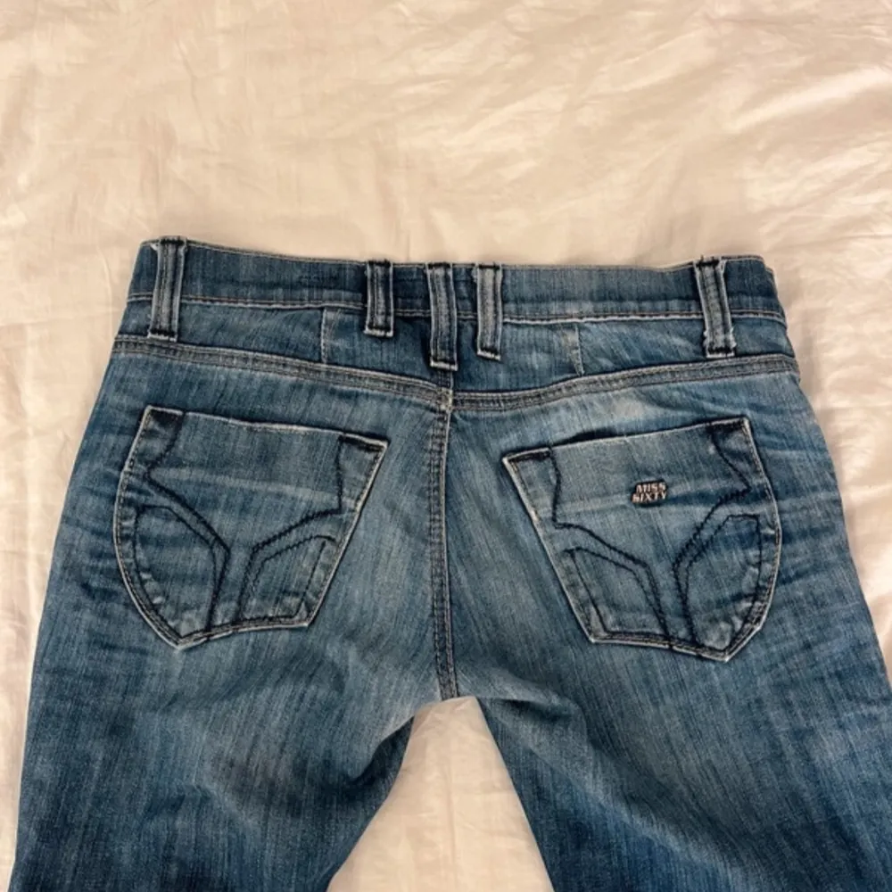 Säljer dessa jätte fina jeans pågrund av att de inte passar. Jeansen är bootcut/straight.(bilderna är från förra ägaren). Jeans & Byxor.