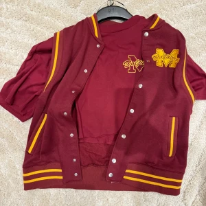 Set t-shirt och väst!  - Ett set från h&m, t-shirt och matchande väst i nyskick! 