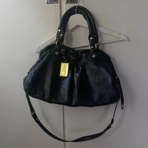 Marc Jacobs väska - Marc Jacobs väska i modellen Classic Q groove, detta är den större modellen som ni kan se på måtten!  Använd men i väldigt bra skick med nästan inga synliga tecken på slitning eller så❤️❤️  Skriv för mer bilder eller liknande