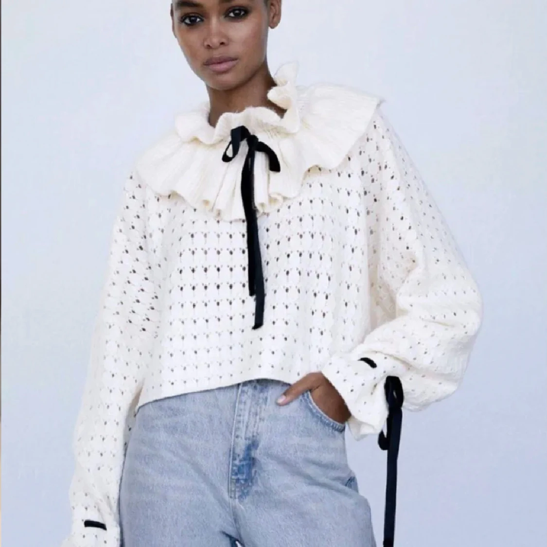 Vit stickad tröja med svarta rosetter - 92