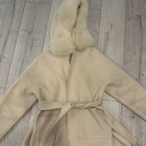 Päls kappa - Säljer nu denna pälskappan, den är i fint skick, använt den endast en säsong. Jag upplever dom lite oversize. Den är lite begie vit
