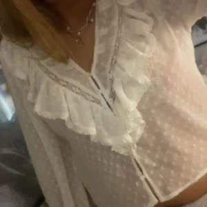 Blus - Super snygg genomskinlig prickig blus, använd fåtal gånger och har inga defekter. Köpt ifrån zara och är i storlek L. Skriv för flera frågor 💓