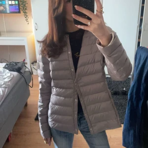 Ralph lauren höstjacka - Super fin Ralph lauren jacka perfekt nu till hösten🍂 älskar färgen men den är tyvärr lite förstor på mig så säljer vidare🤍