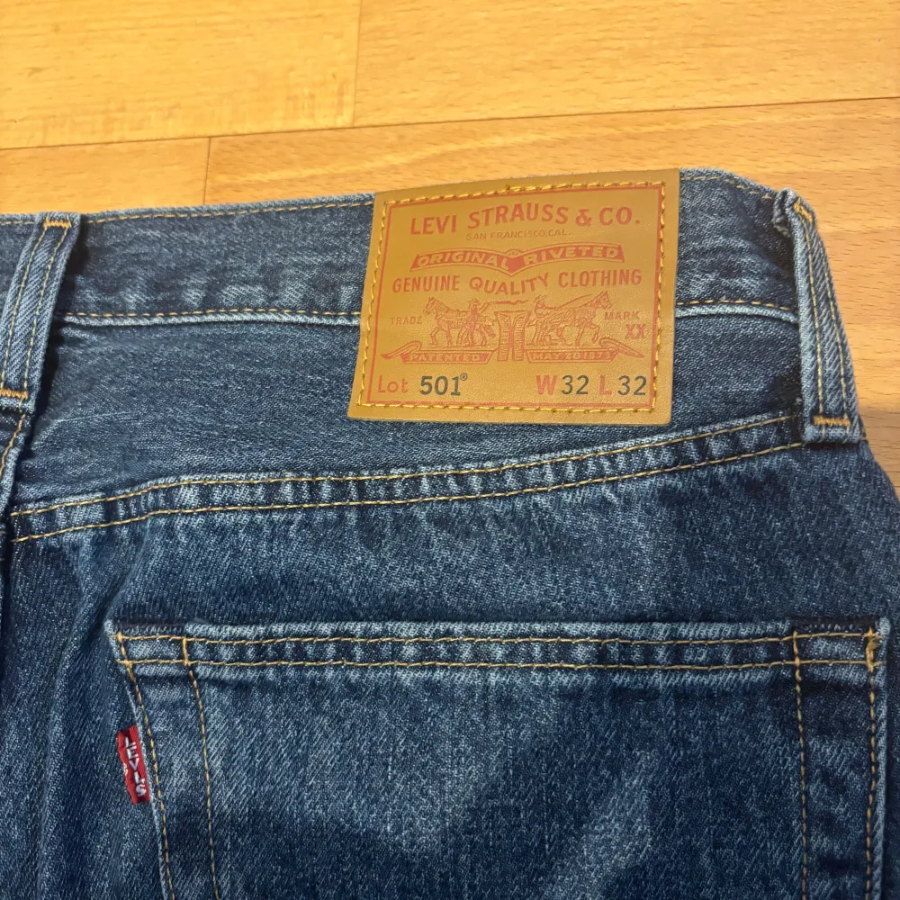 Blåa levi’s 501 jeans i väldigt bra skick, endast använda enstaka gånger. Storlek 32/32. Jeans & Byxor.