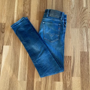 Replay jeans - Replay jeans i modellen Jondrill!🙌 det är skinny modellen men dem är ganska töjda så dem sitter som Slim fit! Skicket är 8/10🫡 förutom ett hål på sista bilden!🙌 köpte dem för ett år sedan dem är inte jätte använda!✌️ bara att dma mig om det är något!✌️