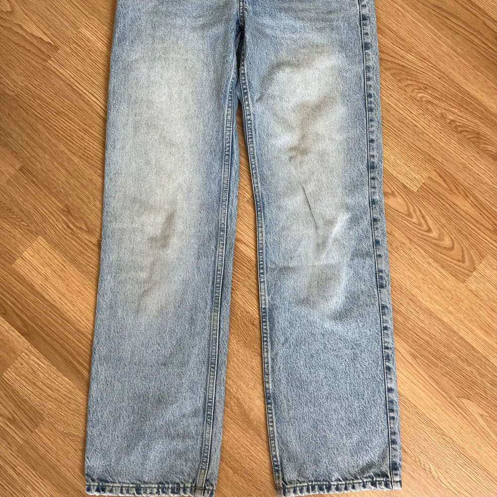 Jätte snygga och nästan helt oanvända jeans ifrån weekday Dom är i sortimentet Arrow, dom är raka och low waist och sitter väldigt bra i midjan och är väldigt fina!  Nypris 590 Kr  Mitt pris 150 Kr . Jeans & Byxor.