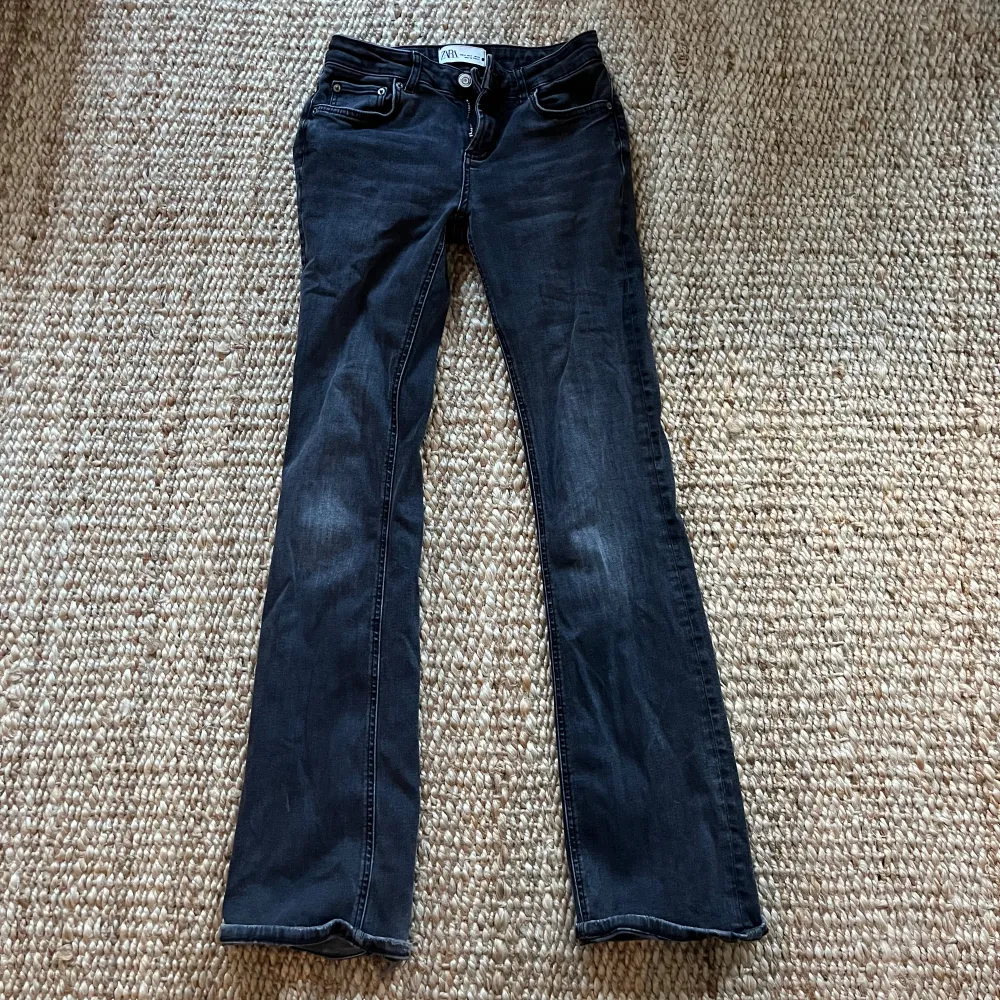 Midrise bootcut jeans från zara i storlek 36 och jag är 169 cm lång! Inga defekter förekommer 💞💞💞. Jeans & Byxor.