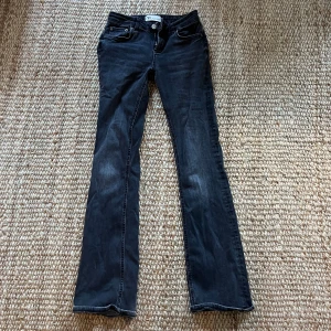 Midrise bootcut jeans Zara - Midrise bootcut jeans från zara i storlek 36 och jag är 169 cm lång! Inga defekter förekommer 💞💞💞