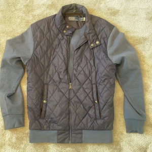 Ralph lauren cardigan  - Säljer nu en as fet raffe cardigan perfekt för hösten, väldigt snygg färg och den här modellen e sällsynt, väldigt bra skick , ny pris ligger på typ 2100 medans vårt pris endast är 1199 hör av er vid fler frågor eller funderingar ✨✨