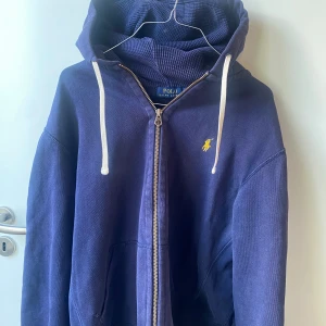 Polo Ralph lauren zip M/L (väldigt bra kvalite) - Large men är mindre i storlek så den passar M Färg marinblå/blå Väldigt bra kvalite 