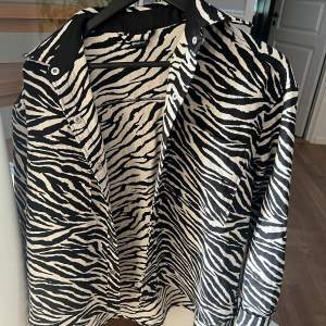 Zebra mönstrad jacka från Gina säljer på grund av att det inte är min stil, tunnare i materialet. Lite oversized, storlek S