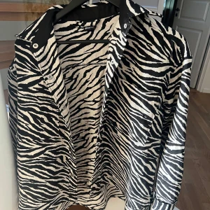 Gina tricot jacka  - Zebra mönstrad jacka från Gina säljer på grund av att det inte är min stil, tunnare i materialet. Lite oversized, storlek S