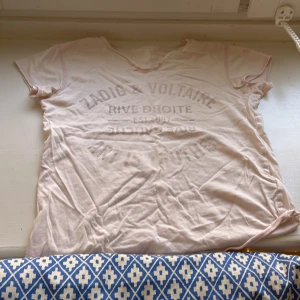 jättefin rosa Zadig tröja💓💓 - säljer denna Zadig tröja för att den inte kommer till användning 🔥🔥 jag köpte den för 250kr här på Plick förra året men har knappt använt. Den har några småhål (bild 2)☀️