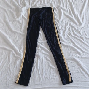 Patrizia Pepe tights - Patrizia Pepe tights i storlek 0 (XS). Tights är i superbraskick. Tights har en snygg detalj på sidan.