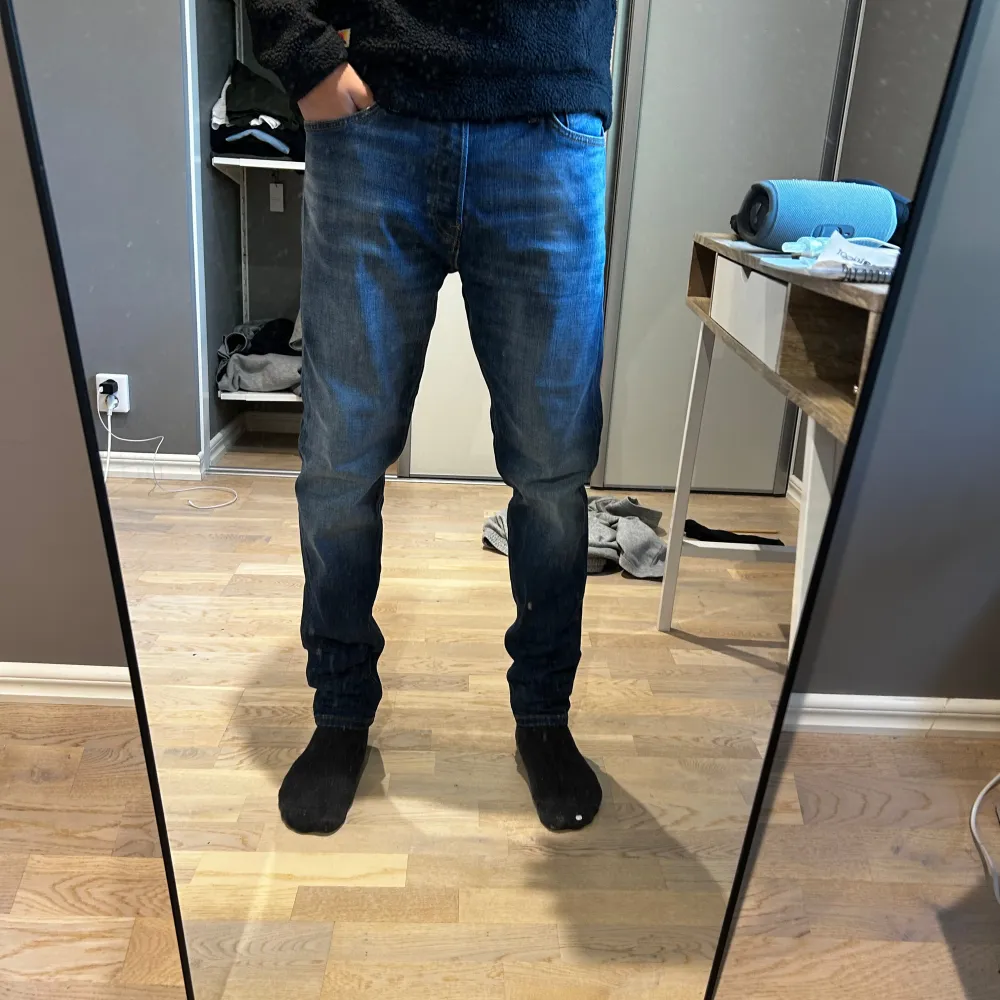 Säljer mina Jack and Jones jeans, storlek 32/32. Modell Erik. Jeansen har en snygg färg som e väldigt populär. Hör av er vid funderingar!🤝. Jeans & Byxor.