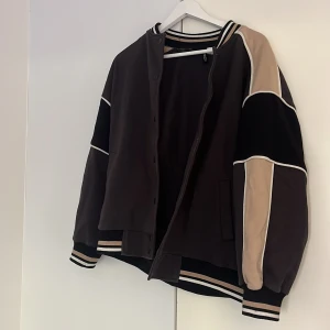 Baseballjacka - Baseballjacka från hm! Storlek S men är oversized