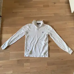 Säljer nu min Polo Ralph Lauren långärmade piké i väldigt fint skick! Tröjan är i storlek XS men passar även S. Det är bara att skirva i DM för frågor, pris kan diskuteras vid snabb.  affär. /Harry