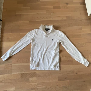 Säljer nu min Polo Ralph Lauren långärmade piké.    - Säljer nu min Polo Ralph Lauren långärmade piké i väldigt fint skick! Tröjan är i storlek XS men passar även S. Det är bara att skirva i DM för frågor, pris kan diskuteras vid snabb.  affär. /Harry