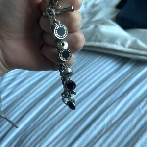 MarcJacobs armband  - Ett fint marcjacobs armband som inte kommer till användning. Köpte på Sellpy för ett tag sedan och är i bra skick. Den har blivit rostig på vissa ställen tex på baksidan av stenen men annars ser man inte det. 